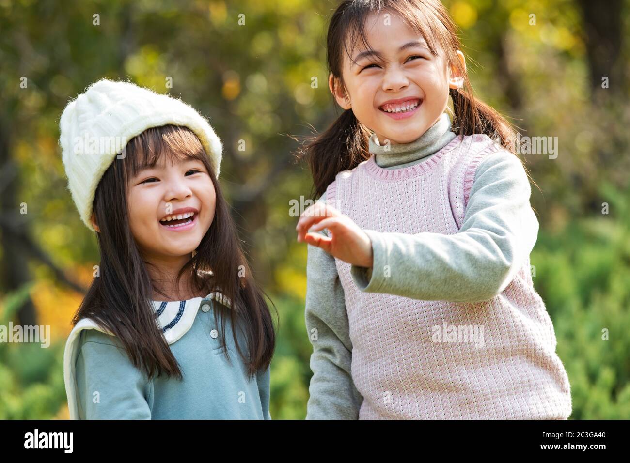 Zwei kleine Mädchen spielen im Park Stockfoto