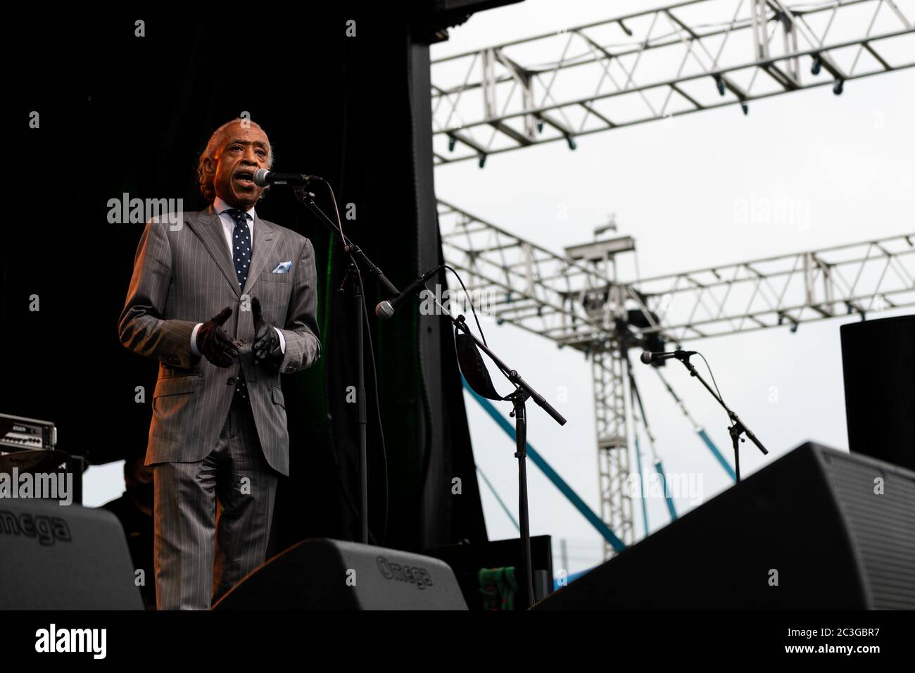 Tulsa, Oklahoma, USA. Juni 2020. Der Pfarrer Al Sharpton spricht leidenschaftlich zu der großen Menge bei Tulsas Juneteenth Celebration. Quelle: Tyler Tomasello/ZUMA Wire/Alamy Live News Stockfoto