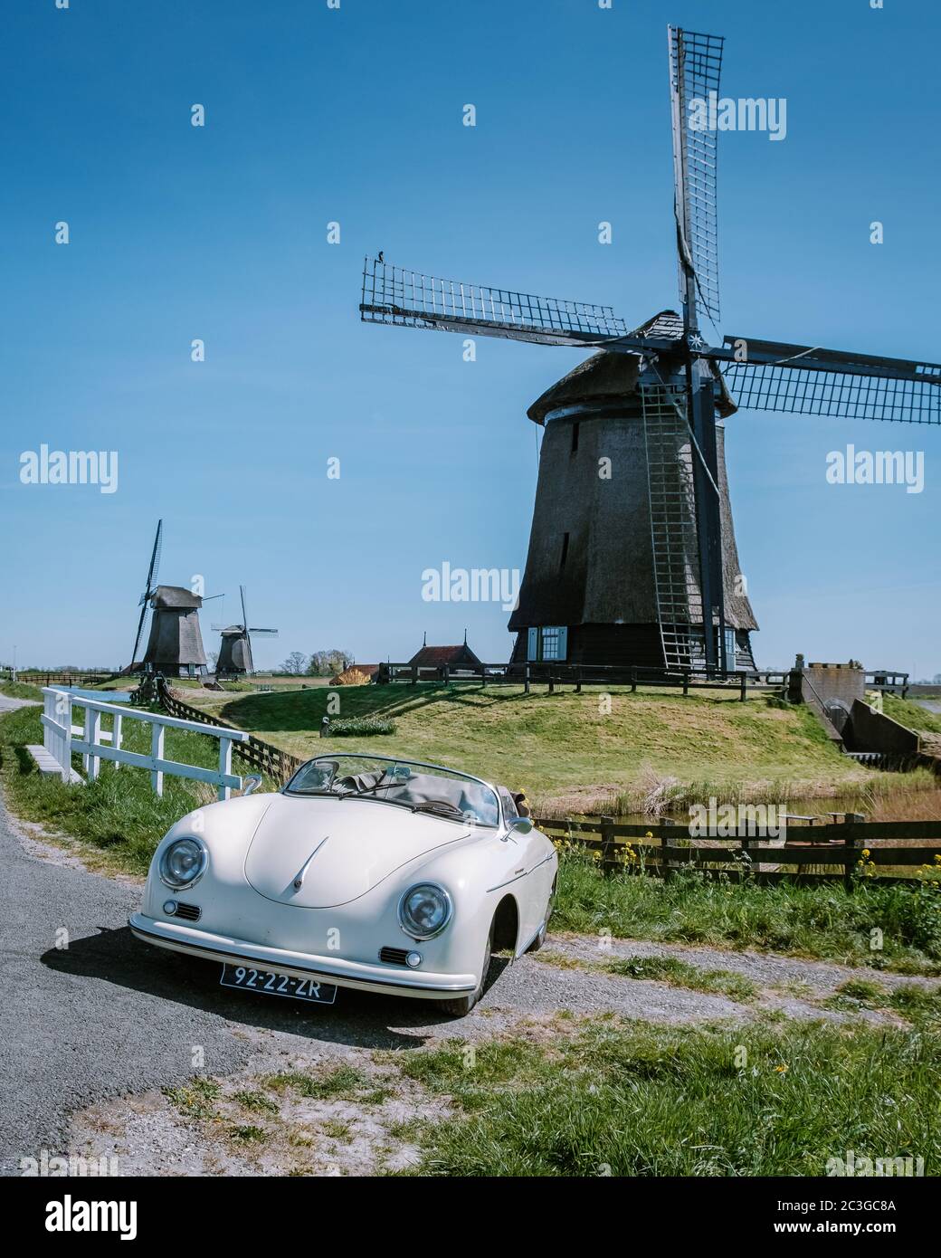Schermerhorn Alkmaar Niederlande April 2020,. Paar tun eine Reise mit einem alten Oldtimer-Sportwagen White Porsche 356 Speedster, Stockfoto