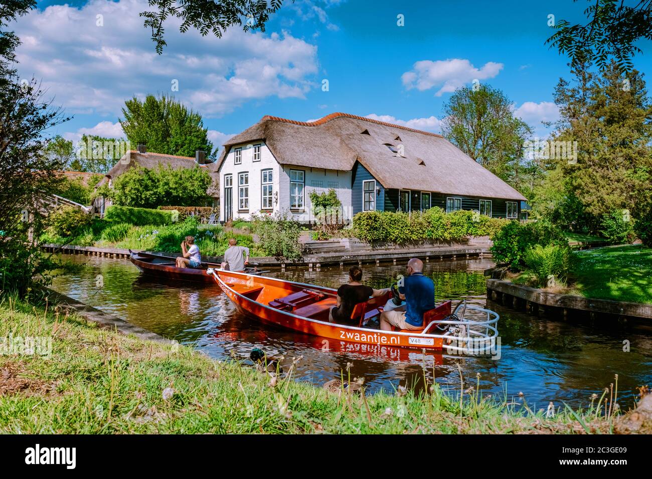 GIETHOORN, NIEDERLANDE Mai 2020 Ansicht der typischen Häuser von Giethoorn am 2020. Mai in Giethoorn, Niederlande. Der schöne Hous Stockfoto