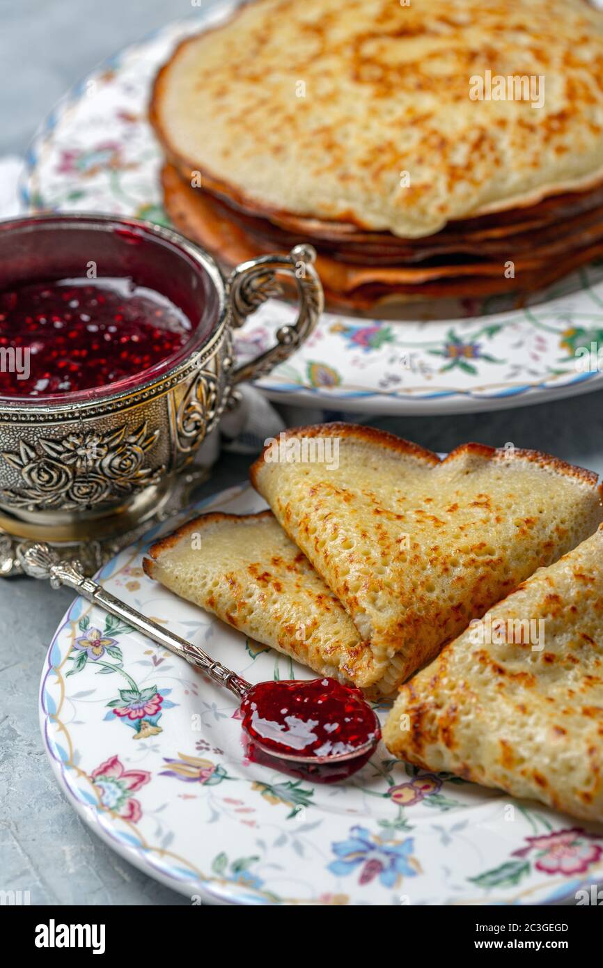 Hausgemachte Pfannkuchen. Russische Maslenitsa. Stockfoto