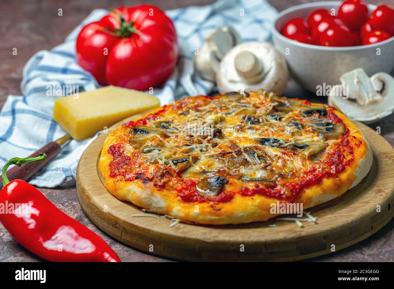 Hausgemachte Pizza mit Pilzen und Käse. Stockfoto