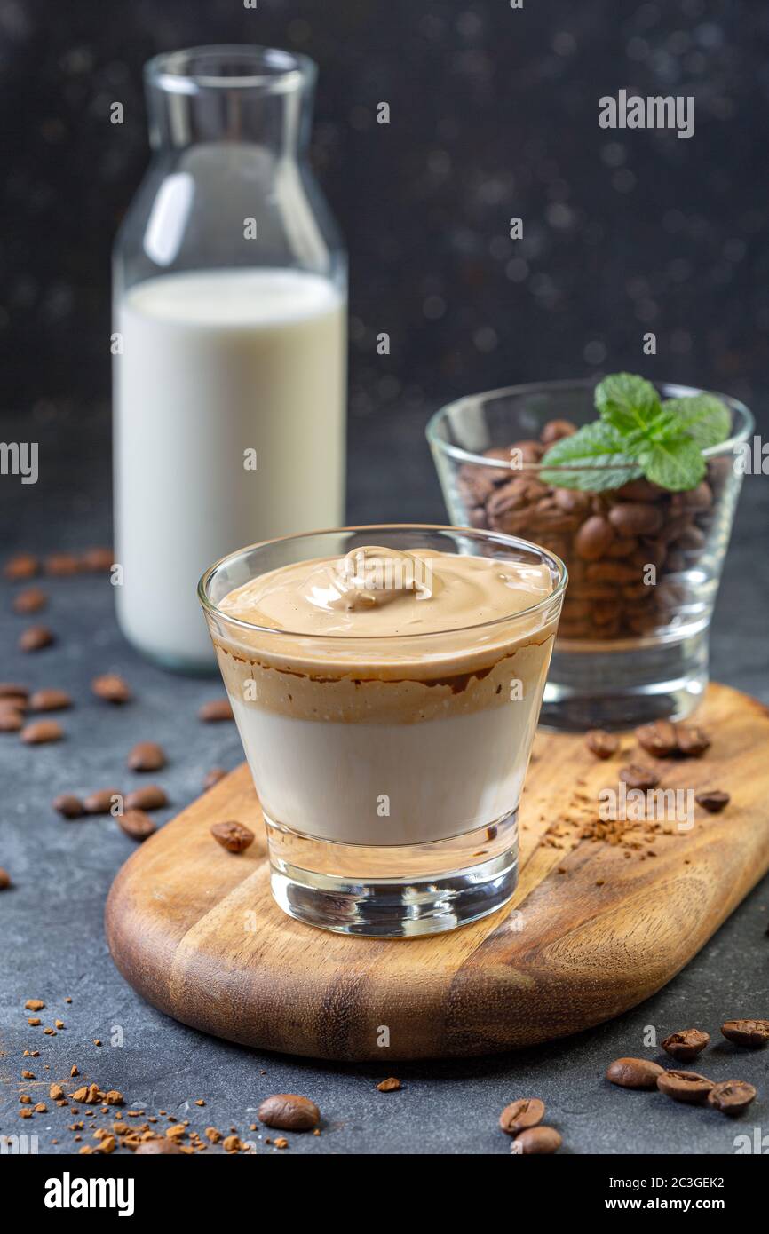 Kalte Milch mit Schlagkaffee. Stockfoto