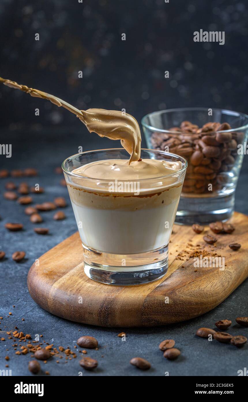 Dalgona Kaffee. Trendiges Getränk. Stockfoto