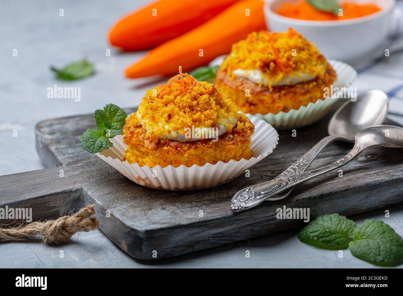 Karotten-Kuchen mit Hüttenkäse-Sahne. Stockfoto