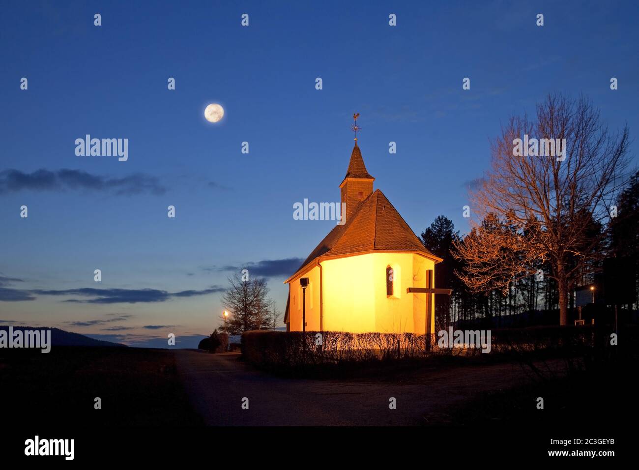 Beleuchtete Rochus-Kapelle am Abend mit Vollmond, Eslohe, Sauerland, Deutschland, Europa Stockfoto
