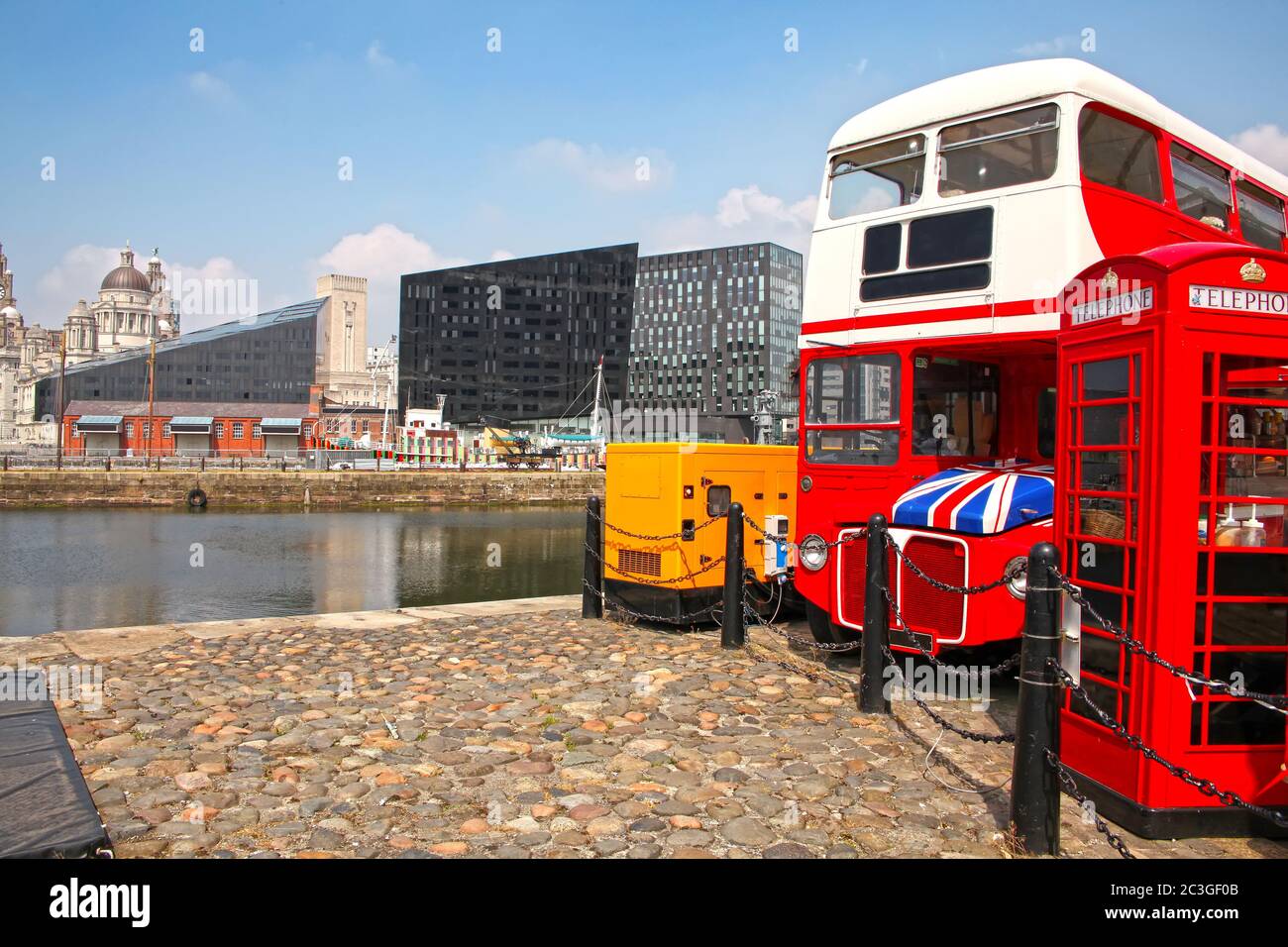 Blick auf die Stadt auf das historische Canning Dock mit einer traditionellen Bus- und Telefonbox auf dem Fluss Mersey, der Teil des Hafens von Liverpool, England ist. Stockfoto