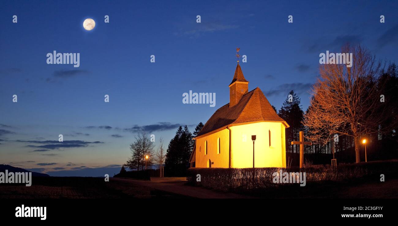 Beleuchtete Rochus-Kapelle am Abend mit Vollmond, Eslohe, Sauerland, Deutschland, Europa Stockfoto