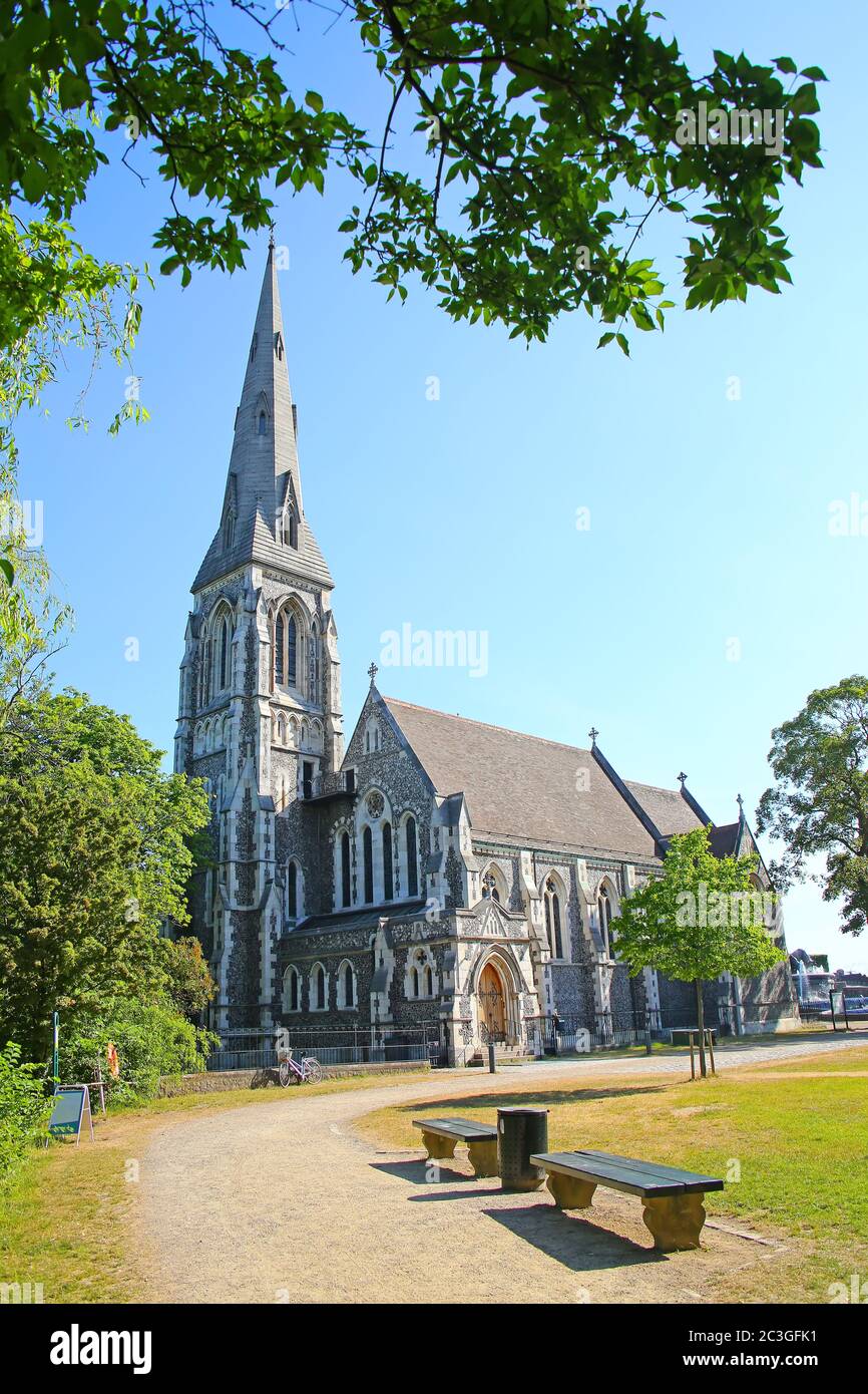 St. Alban's Church oder die Englische Kirche in einem wunderschönen Gelände umgeben von Bäumen und einem Wahrzeichen der Innenstadt. Kopenhagen, Dänemark. Stockfoto