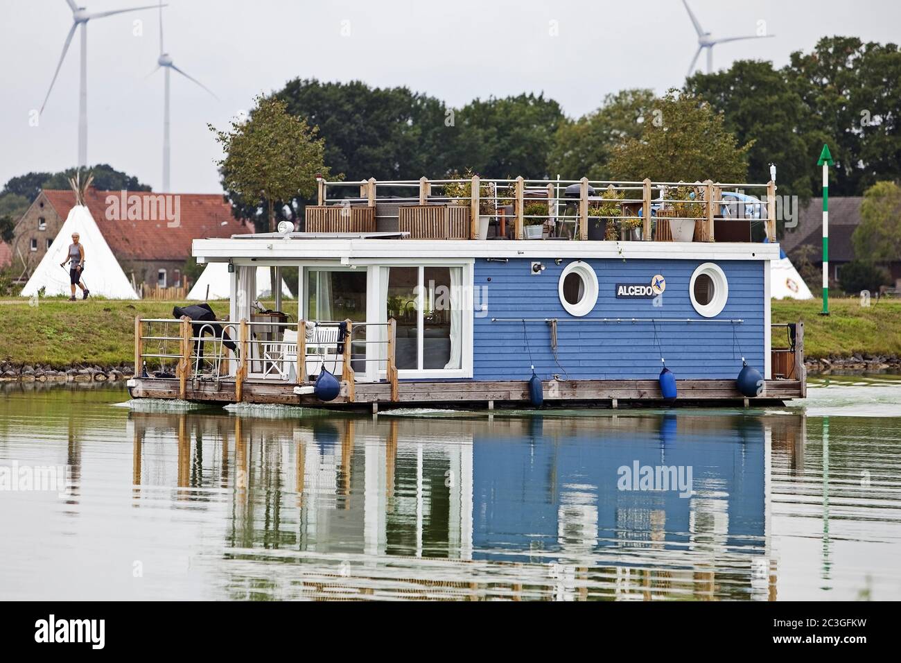 Hausboot auf dem Dortmund-Ems-Kanal und Jogger auf dem Kanalweg, Hoerstel, Deutschland, Europa Stockfoto