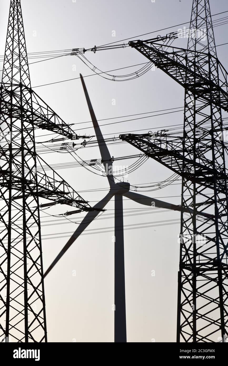 Zwei Freileitungsmasten und eine Windkraftanlage, Witten, Nordrhein-Westfalen, Deutschland, Europa Stockfoto