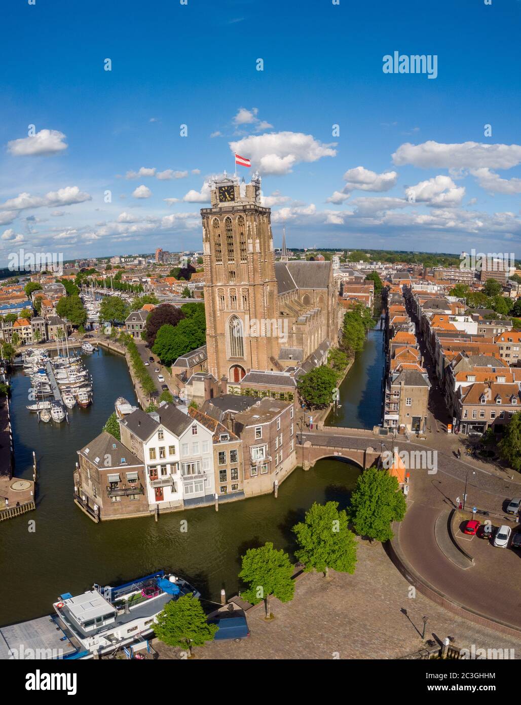 Dordrecht Niederlande, Skyline der Altstadt von Dordrecht mit Kirche und Kanalbauten im N Stockfoto