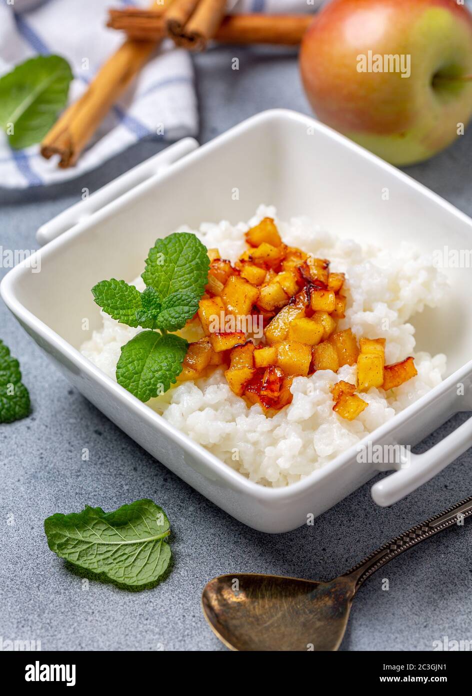 Reisbrei mit Mandelmilch und karamellisierten Äpfeln. Stockfoto