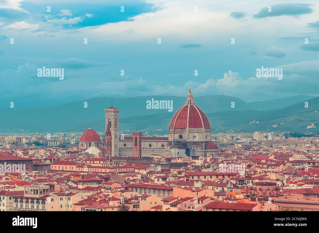 Blick auf die roten Dächer von Florenz mit Cattedrale di Santa Maria del Fiore (Kathedrale von Florenz) in der Mitte. Italien Stockfoto