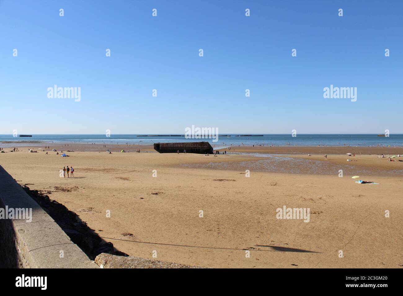 Sandstrand mit Menschen entspannen in der Normandie Stockfoto