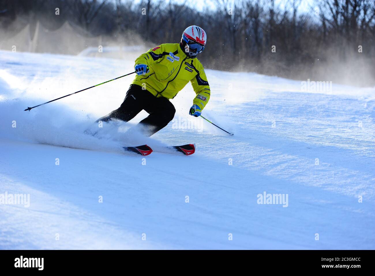 Ein Mann in einem Skigebiet Stockfoto