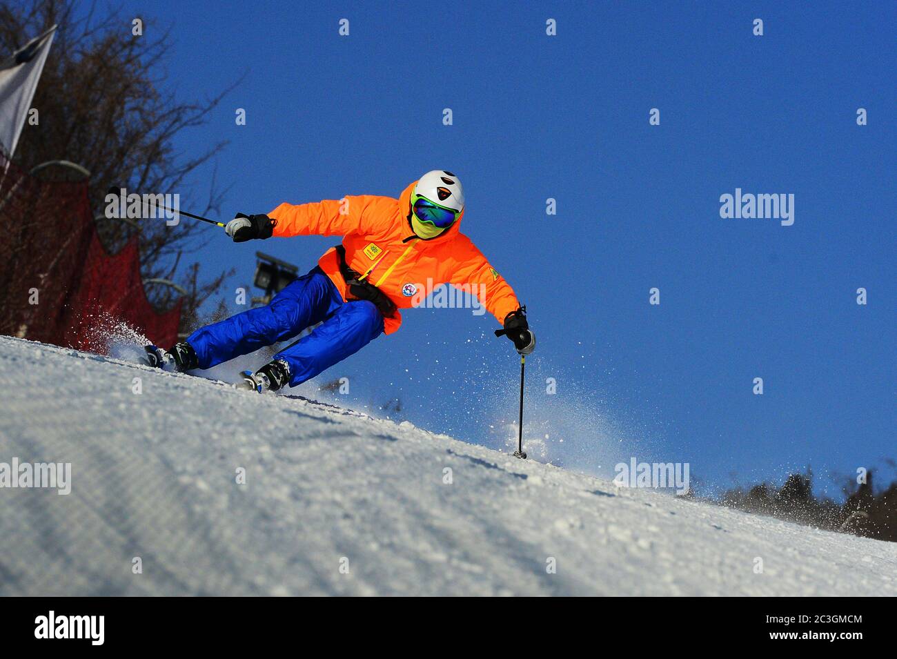 Ein Mann in einem Skigebiet Stockfoto