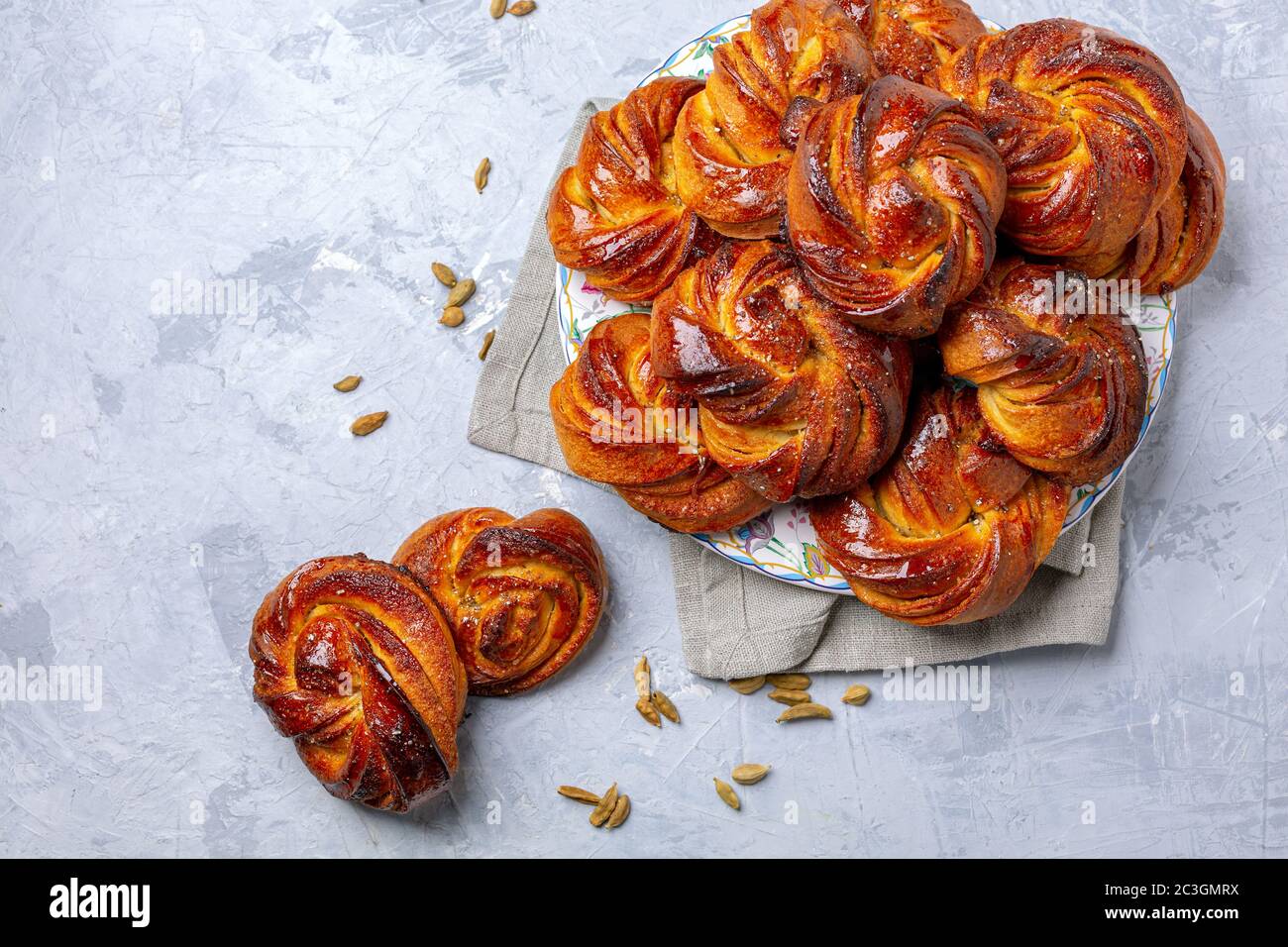 Traditionelle Brötchen mit Kardamom. Schwedische Küche. Stockfoto