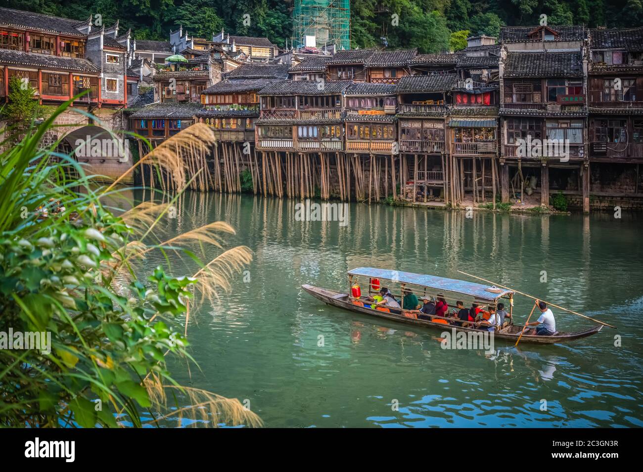 Sightseeing-Boot mit Touristen in Fenghuang Stockfoto