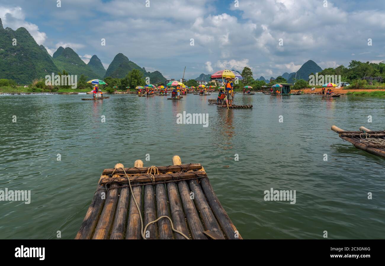 Nahaufnahme eines Bambusflosses auf einem tropischen Fluss Stockfoto