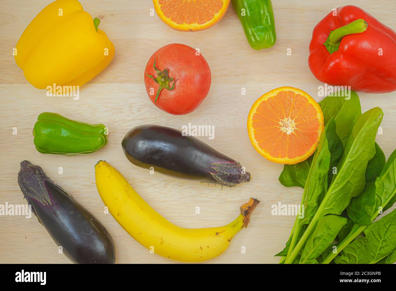 Grünes und gelbes Gemüse auf dem Tisch Stockfoto
