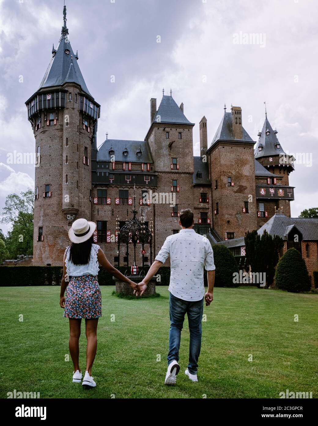 Ehepaar Männer und Frauen besuchen ein Schloss in den Niederlanden, Castle de Haar Niederlande Utrecht auf einem hellen, jungen Paar Männer und Wom Stockfoto