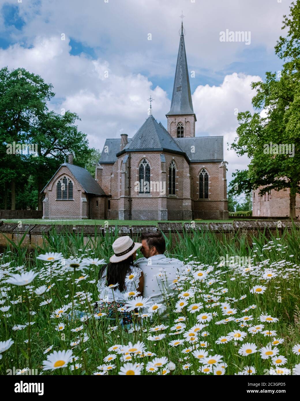 Ehepaar Männer und Frauen besuchen ein Schloss in den Niederlanden, Castle de Haar Niederlande Utrecht auf einem hellen, jungen Paar Männer und Wom Stockfoto