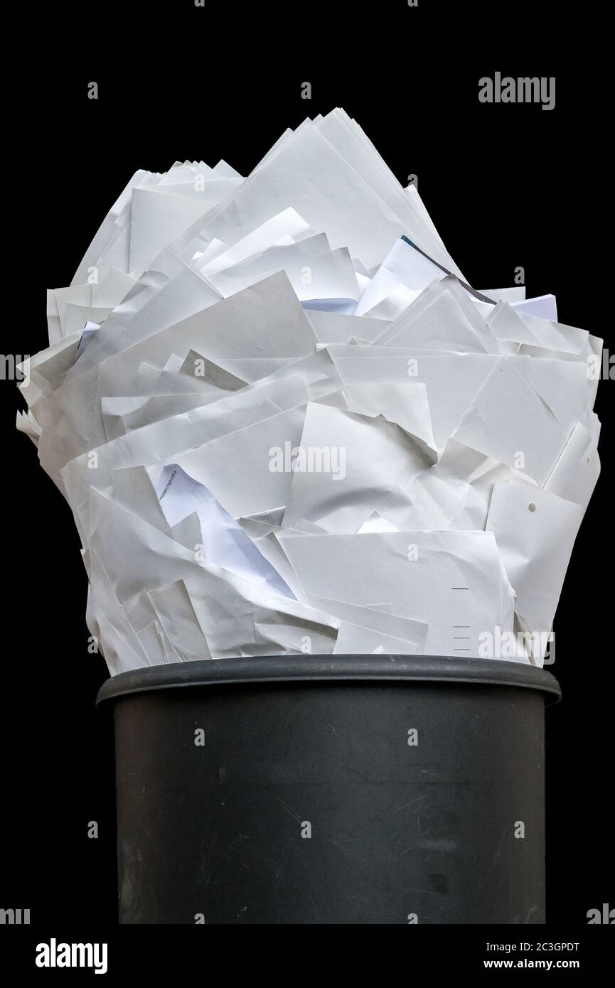 Vollständiger Papierkorb zum Thema Digitalisierung und Druckkosten Stockfoto