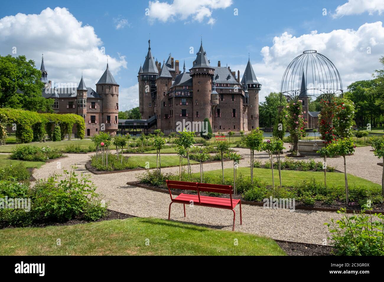 Alter historischer Garten im Schloss de Haar Niederlande Utrecht an einem hellen Sommertag, junges Paar Männer und Frau mittleren Alters zu Fuß ich Stockfoto