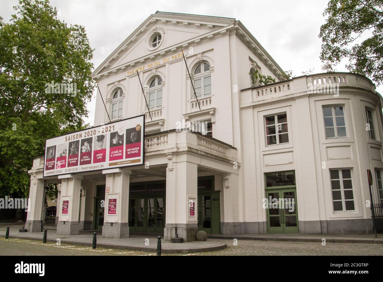 Fassade des Königlichen Theaters des Parks in Brüssel mit den Shows der Saison 2020-2021. Das Königliche Theater des Parks ist ein Brüsseler Theater auf der Th Stockfoto