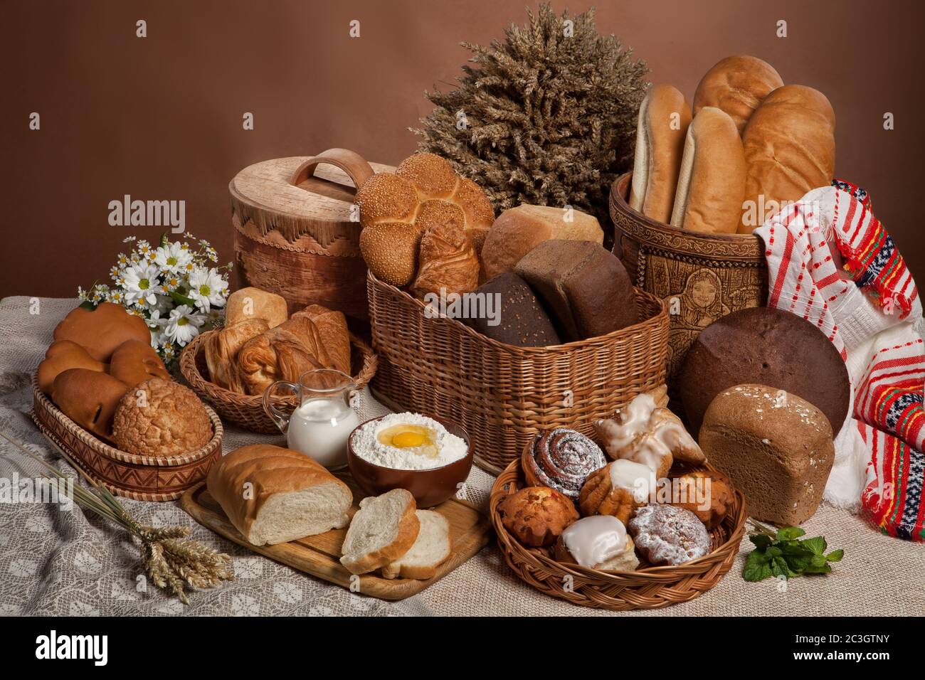 Stillleben mit Brot im russischen nationalen Stil Stockfoto