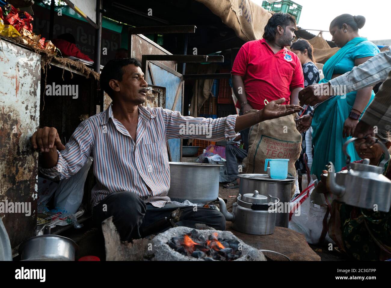 Besitzer des Teestaballs bei der Arbeit. Khanderao Market ist ein weitläufiges Marktkomplex mit Obst, Gemüse, Blumen und anderen Gegenständen. Der Khanderao Markt ist ein an Stockfoto