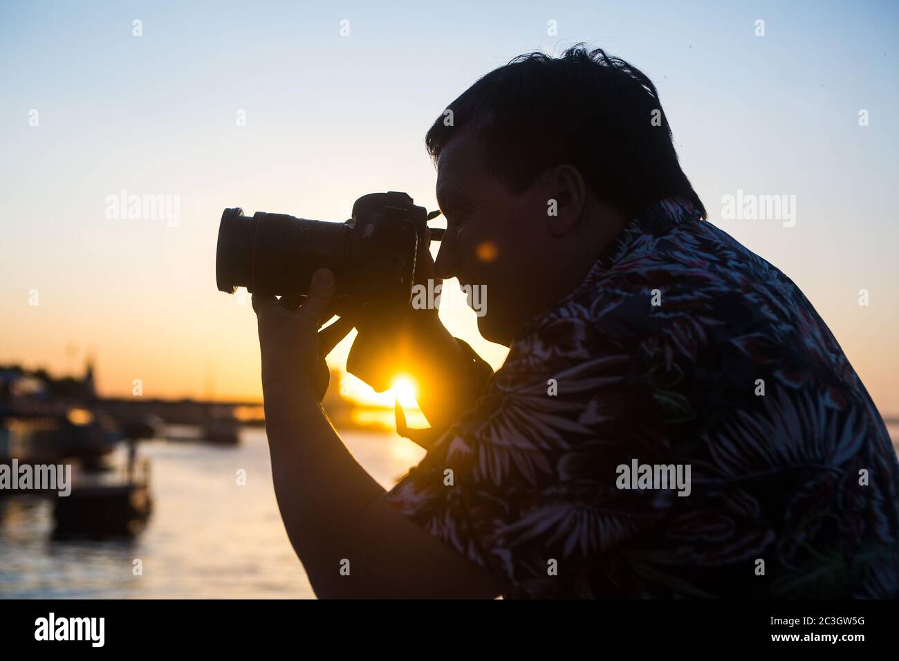 Professionelle Fotografen mit einer DSLR-Kamera, die in Dnepropetrovsk am Ufer des Flusses Dnepr, einem berühmten touristischen Ort im Sommer in der Ukraine Süden aufgenommen. Stockfoto