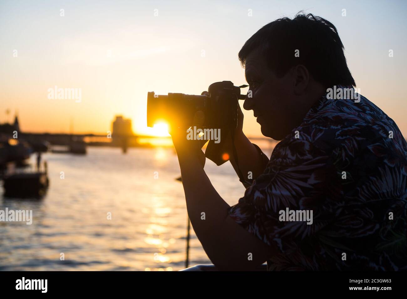 Professionelle Fotografie mit einer DSLR-Kamera, die in Dnepropetrovsk am Ufer des Flusses Dnepr, einem berühmten Touristenort im Sommer in der Ukraine im Süden, aufgenommen wurde. Stockfoto