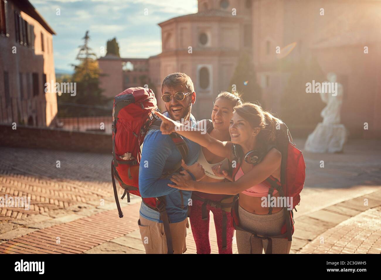 Außerkäsianische Touristen mit Rucksäcken in italien, toscana Stockfoto