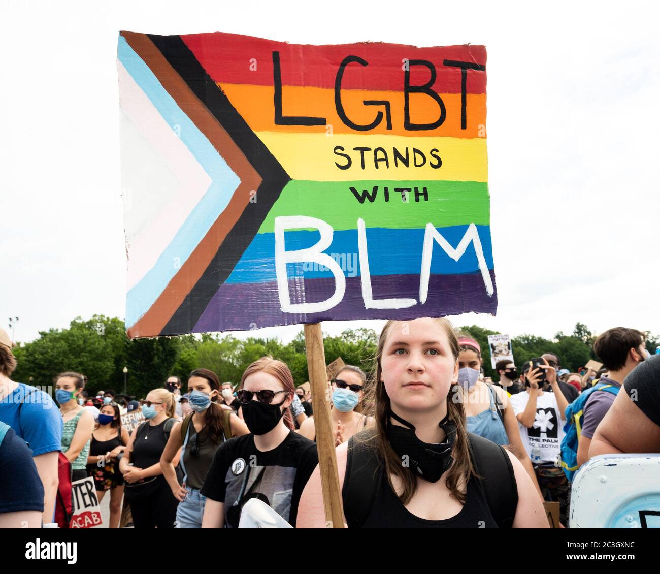 Washington, Usa. Juni 2020. Eine Frau hält ein Plakat, auf dem steht, dass LGBT mit BLM während des Juneteenth Freedom Day marsch in der National Mall steht. Kredit: SOPA Images Limited/Alamy Live Nachrichten Stockfoto