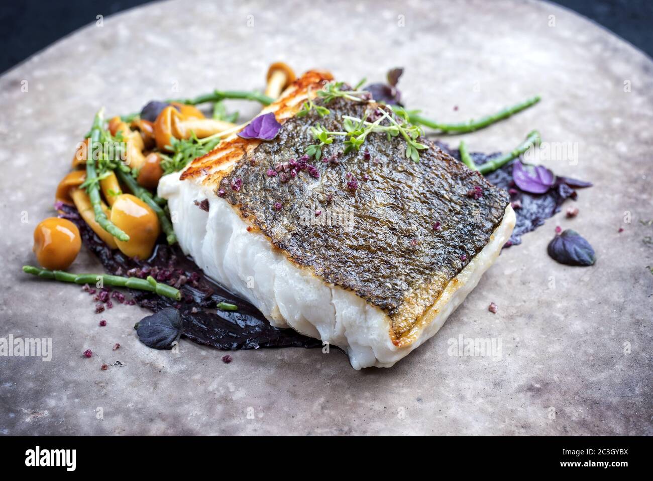 Gourmet-Fischfilet mit Glaswürze Stockfoto