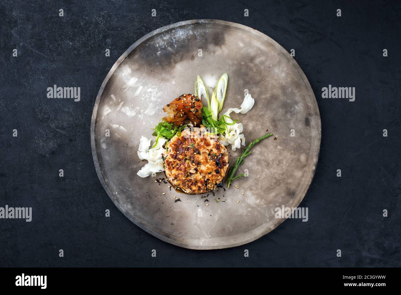Japanischer Gourmet Lachsfisch-Tartar roh aus Lachsfilet mit ...