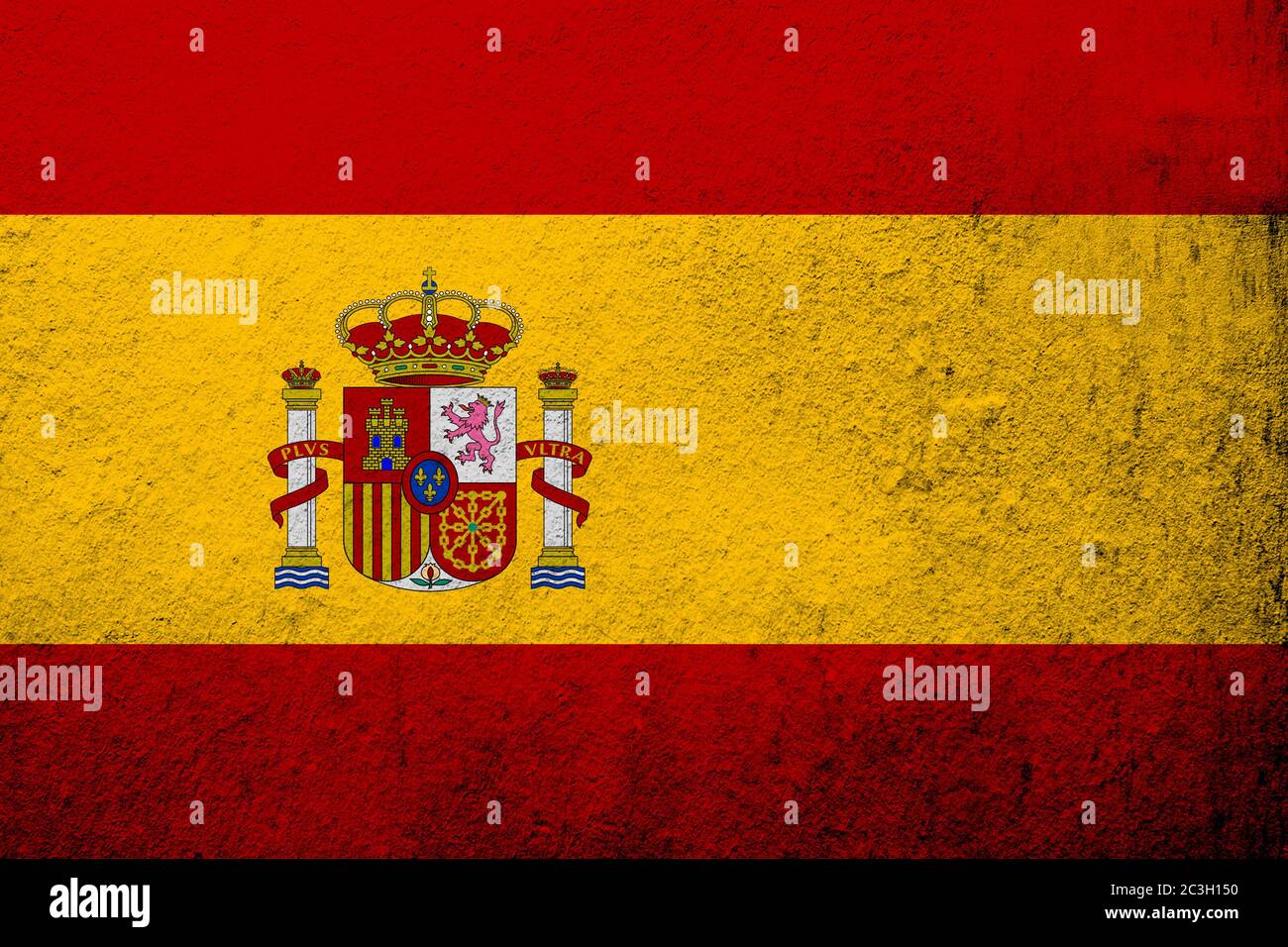 Nationalflaggen des Königreichs Spanien la Rojigualdamit dem Wappen Spaniens. Grunge Hintergrund Stockfoto