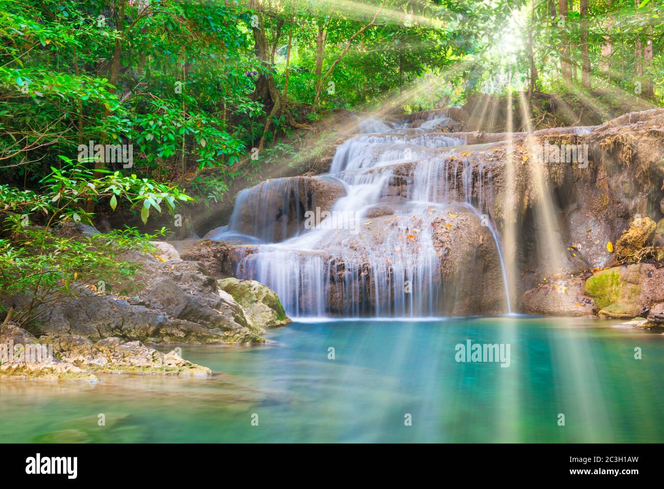 Schöner Wasserfall im wilden Regenwald im Erawan Nationalpark, Thailand Stockfoto