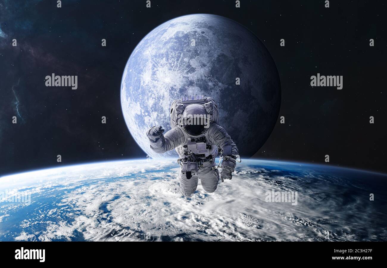 Astronaut auf dem Hintergrund des Mondes. Blick aus der Umlaufbahn der Erde. Solaranlage Stockfoto