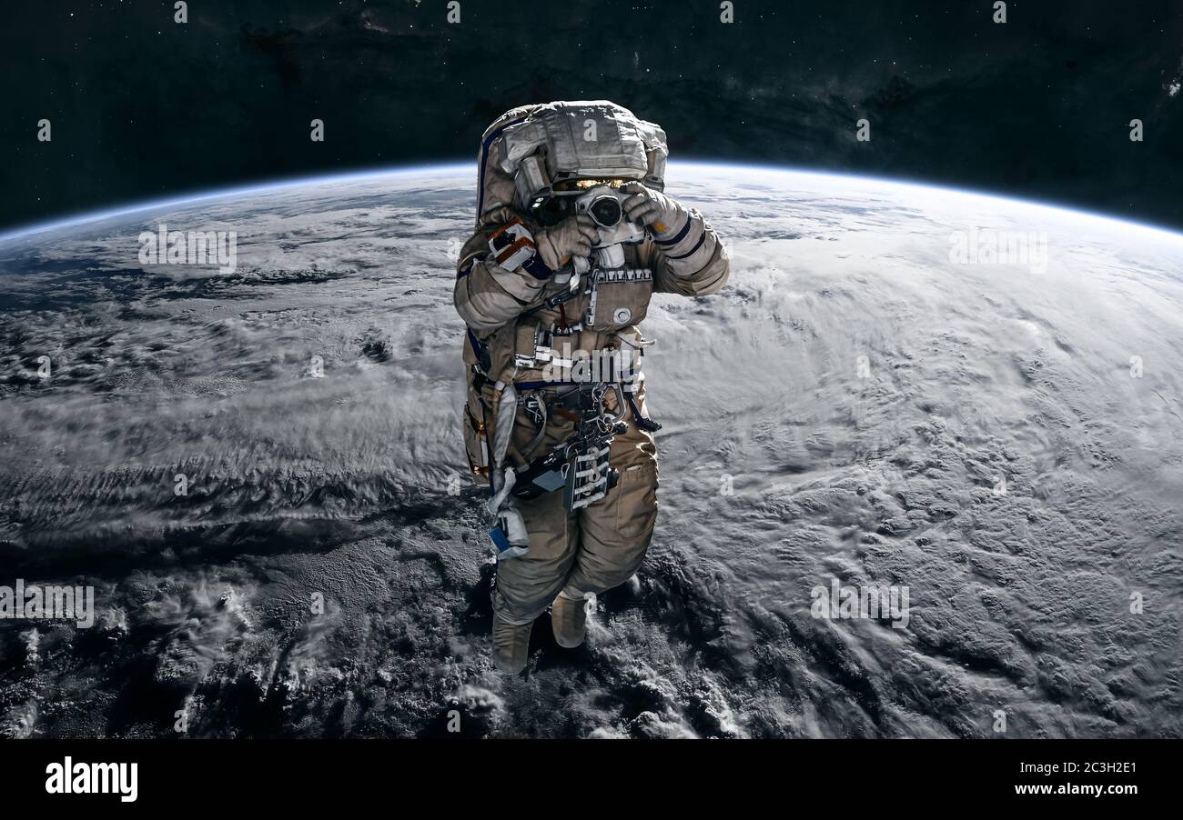 Astronauten im Orbit der Erde. Solaranlage Stockfoto