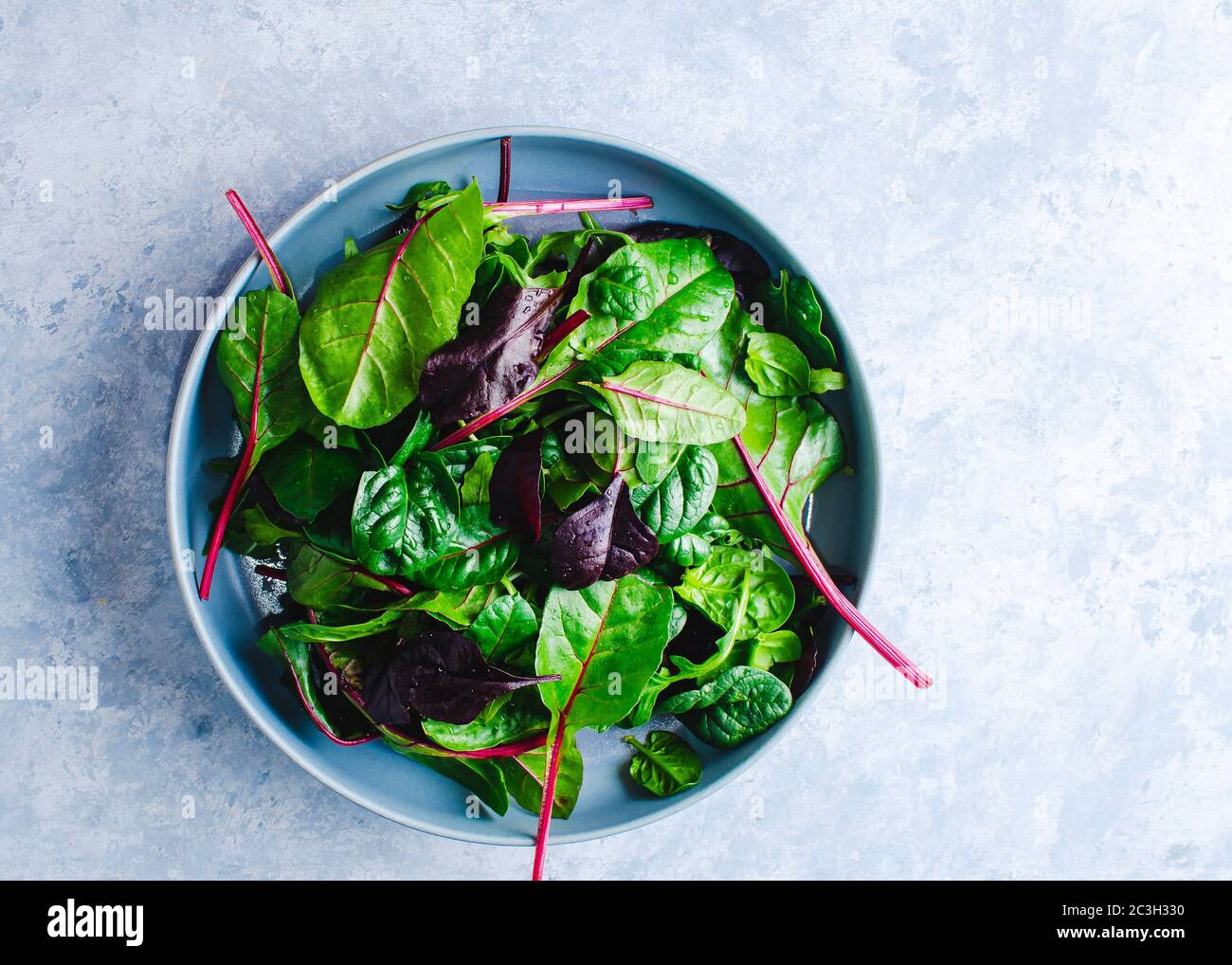 Frische Salatblätter gemischt Stockfoto