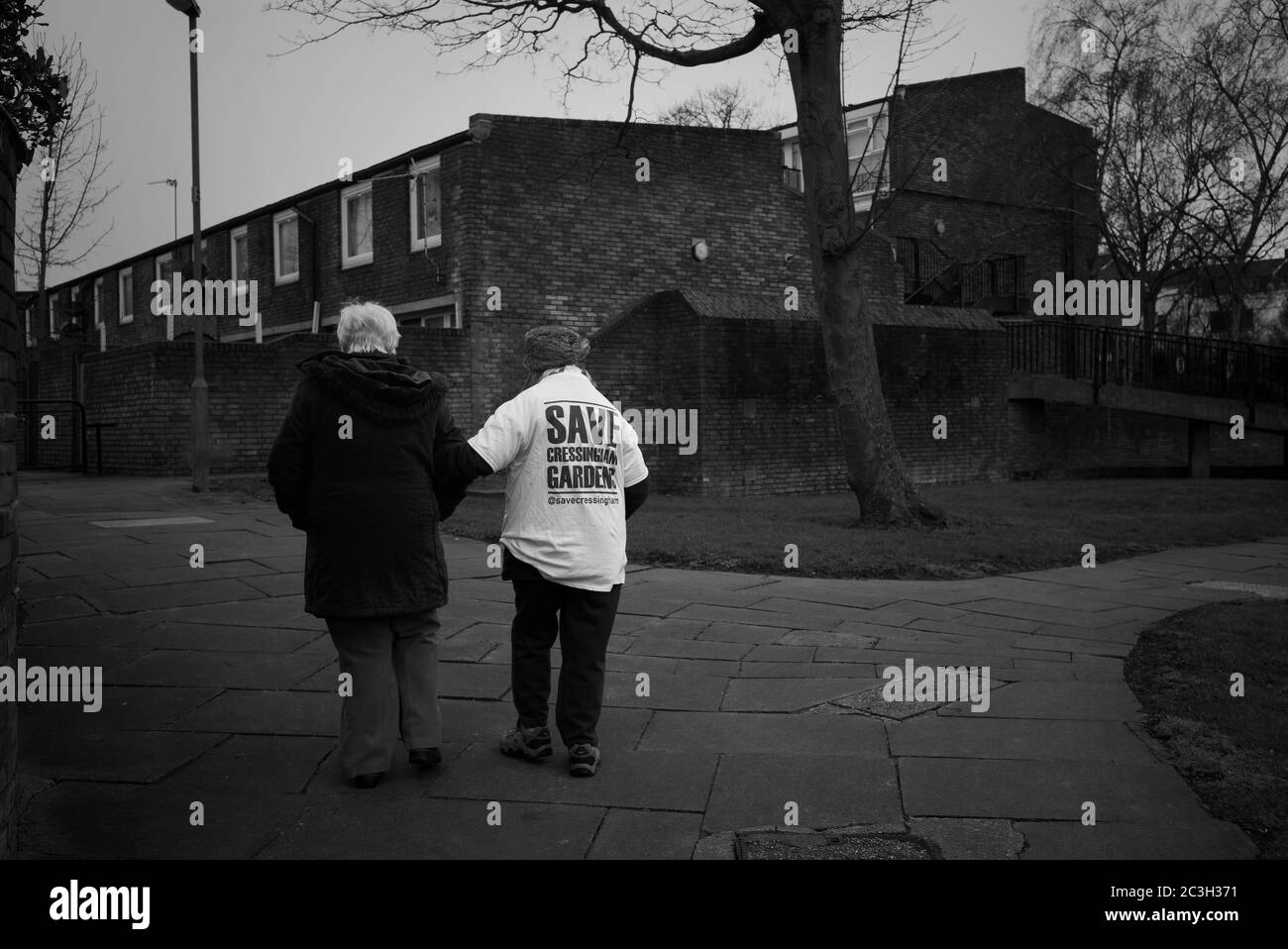 Zwei ältere Freunde, die durch das Anwesen von Cressingham Gardens in South London, England, wandern. Foto von Sam Mellish. Stockfoto