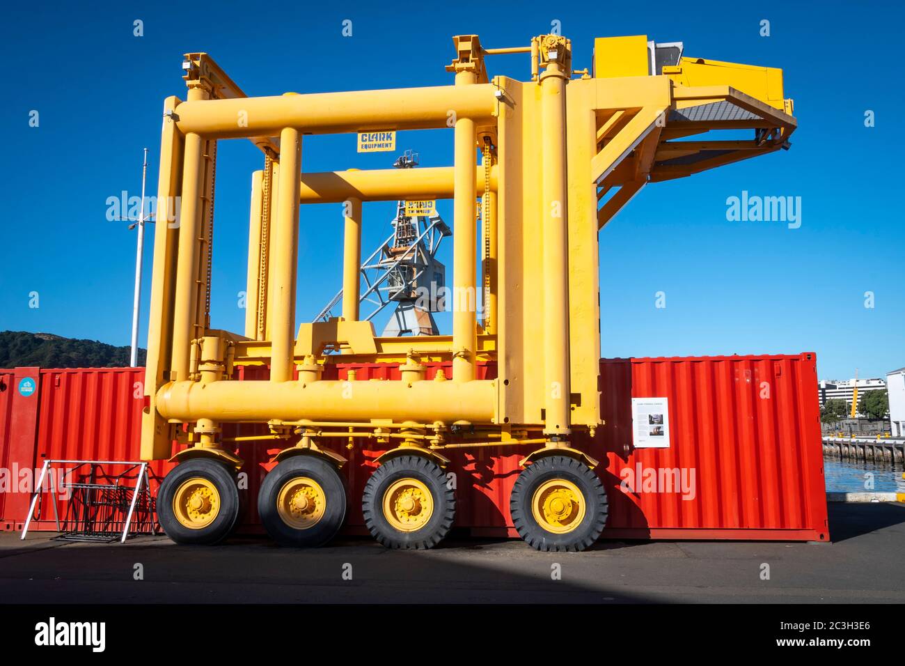 Straddle Container Carrier, Wellington Harbor, North Island, Neuseeland Stockfoto