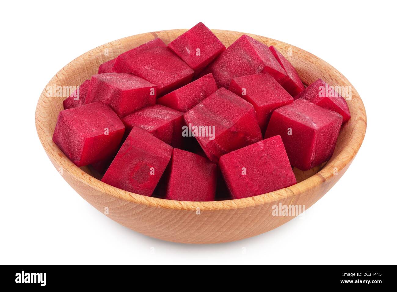 Rote Bete in Holzschale isoliert auf weißem Hintergrund mit Clipping Pfad und volle Tiefenschärfe gewürfelt Stockfoto