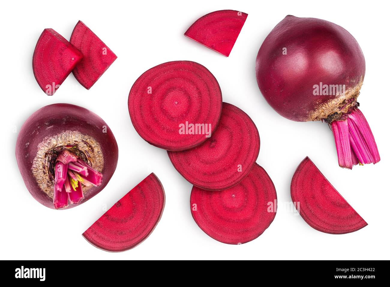 Rote Beete auf weißem Hintergrund isolierte Scheiben mit Beschneidungspfad und voller Schärfentiefe. Draufsicht. Flach liegend Stockfoto