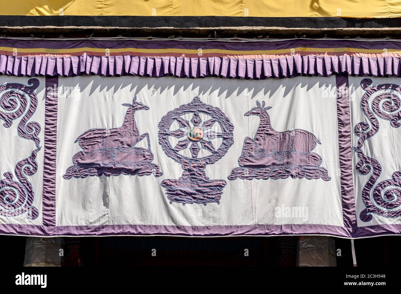 Tibetische gestickte Kunstwerke hängen vom Dalai Lama Tempel in Lhasa, Tibet Stockfoto