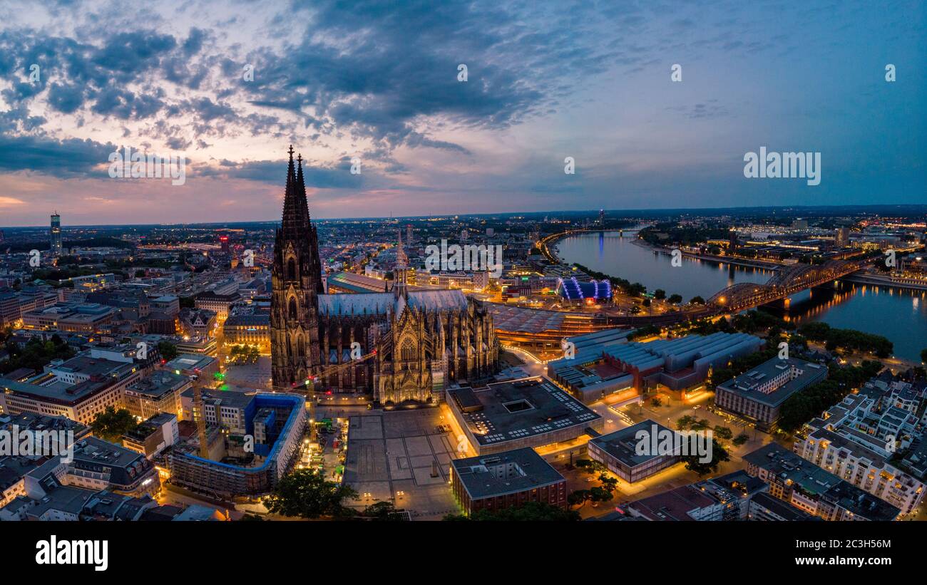 Kölner Dom während Sonnenuntergang, Drohnenflug über Köln und den rhein während Sonnenuntergang in Deutschland Europa Stockfoto
