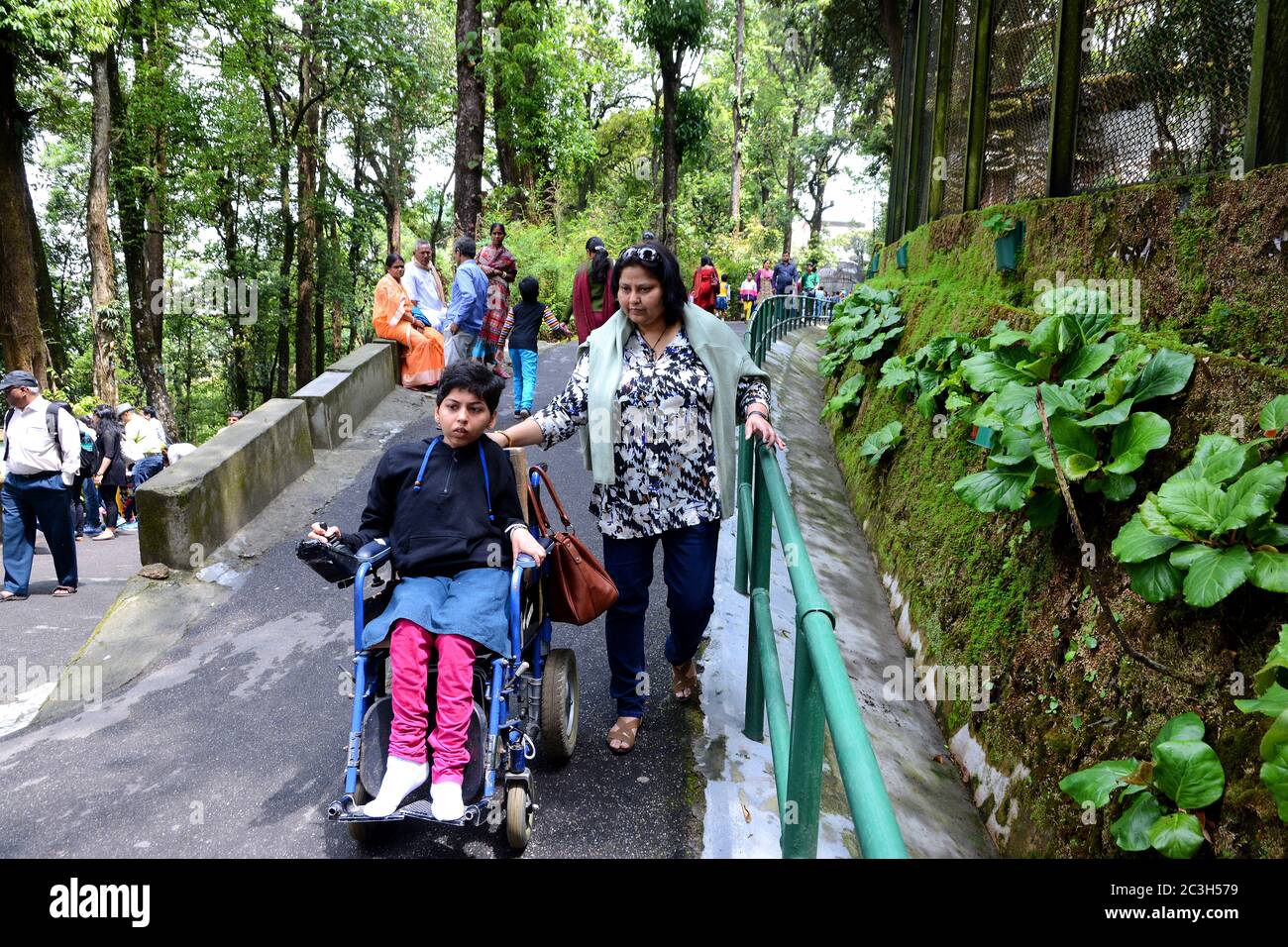 Ein wenig behindert Touristen mit ihrer Familie für den Besuch Darjeeling Zoo. Stockfoto